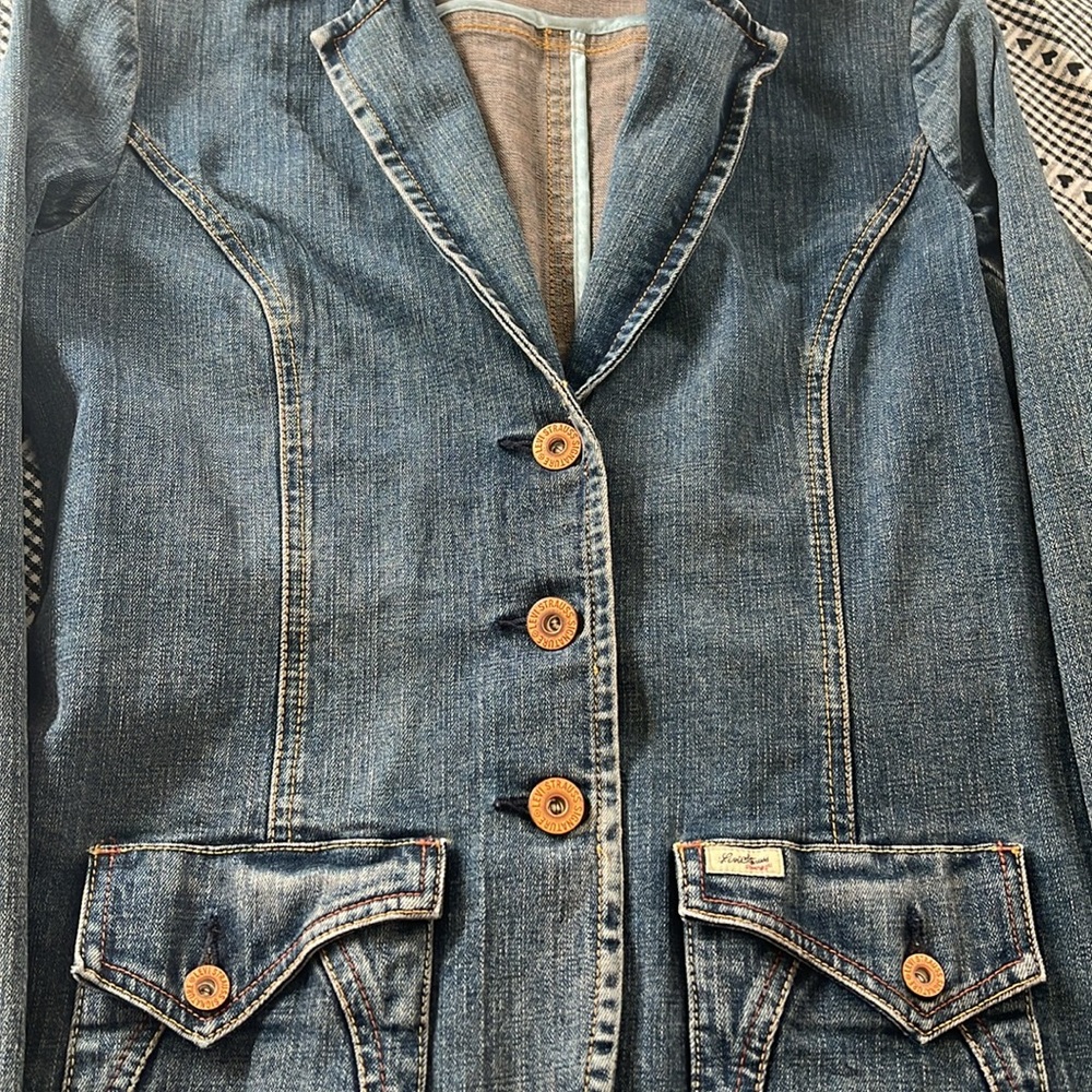 Rarely worn (maybe 2x) Vintage Size Med. Levi’s Blue Denim Blazer. - Picture 2 of 10